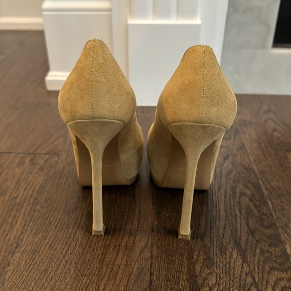 Yves Saint Laurent nude suede pumps - Picture 3 of 5